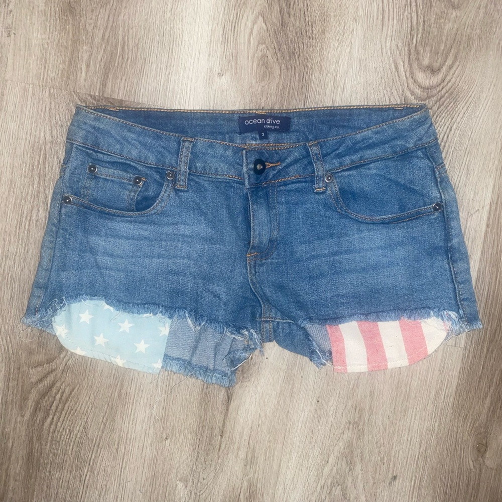 American flag themed pockets made to come past the shorts flor a USA style sz 3